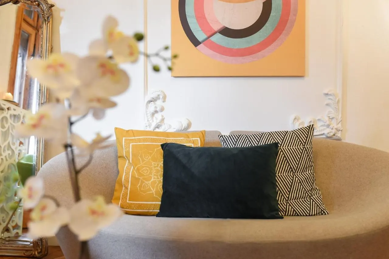 Vintage Elegance, Modern Comfort: 1Br Apartment Overlooking Calea Victoriei Bucureşti 0*,  România
