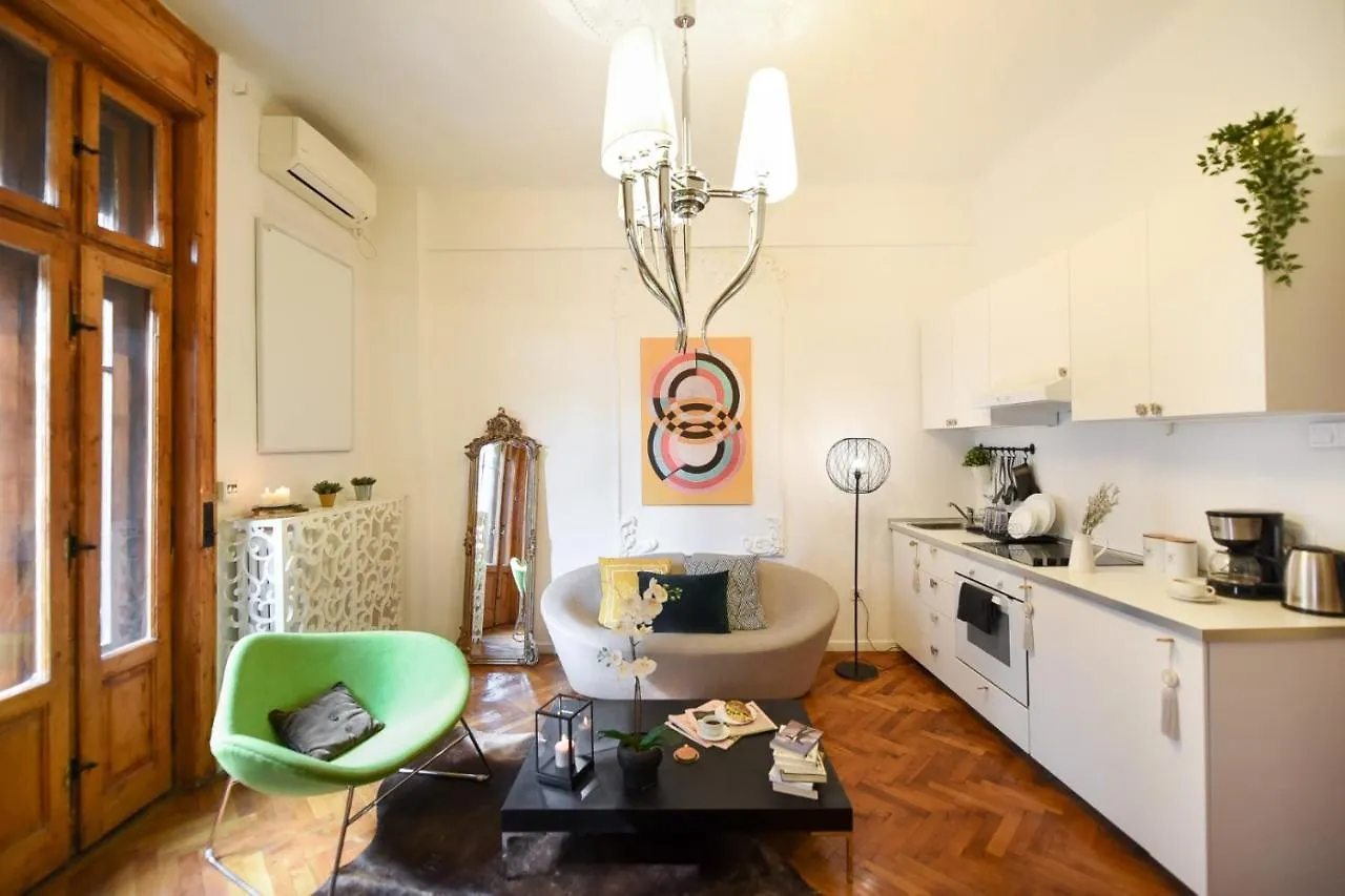 Vintage Elegance, Modern Comfort: 1Br Apartment Overlooking Calea Victoriei Bucureşti