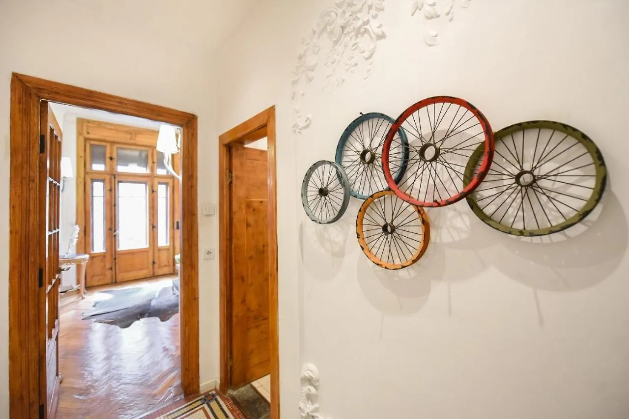 Vintage Elegance, Modern Comfort: 1Br Apartment Overlooking Calea Victoriei Bucarest Romania