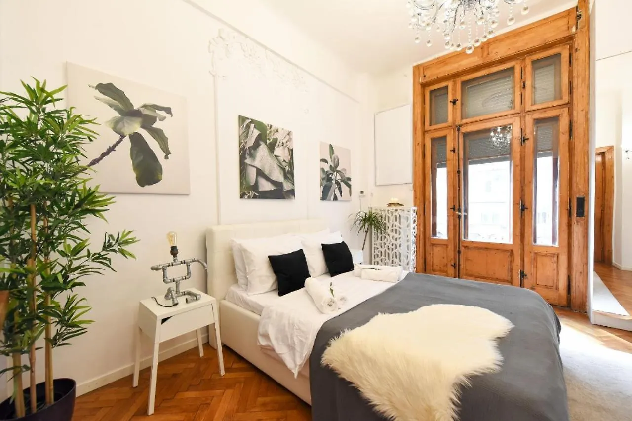 Vintage Elegance, Modern Comfort: 1BR Apartment Overlooking Calea Victoriei Bucharest