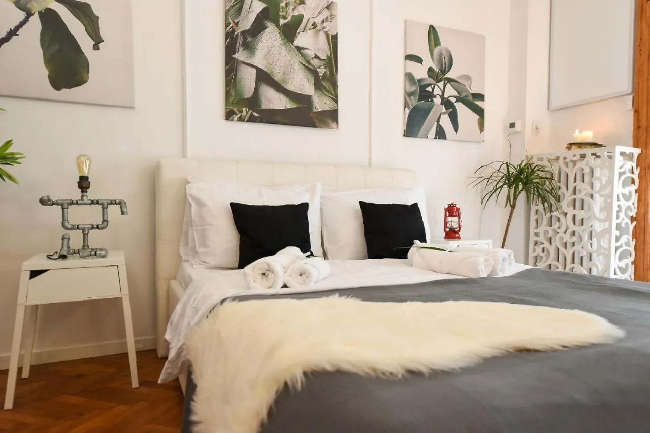 Vintage Elegance, Modern Comfort: 1BR Apartment Overlooking Calea Victoriei Bucharest
