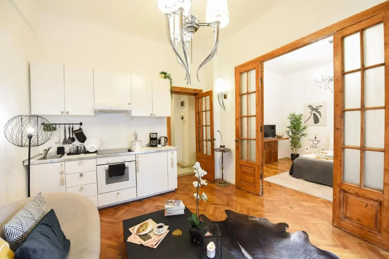 Vintage Elegance, Modern Comfort: 1BR Apartment Overlooking Calea Victoriei Bucharest