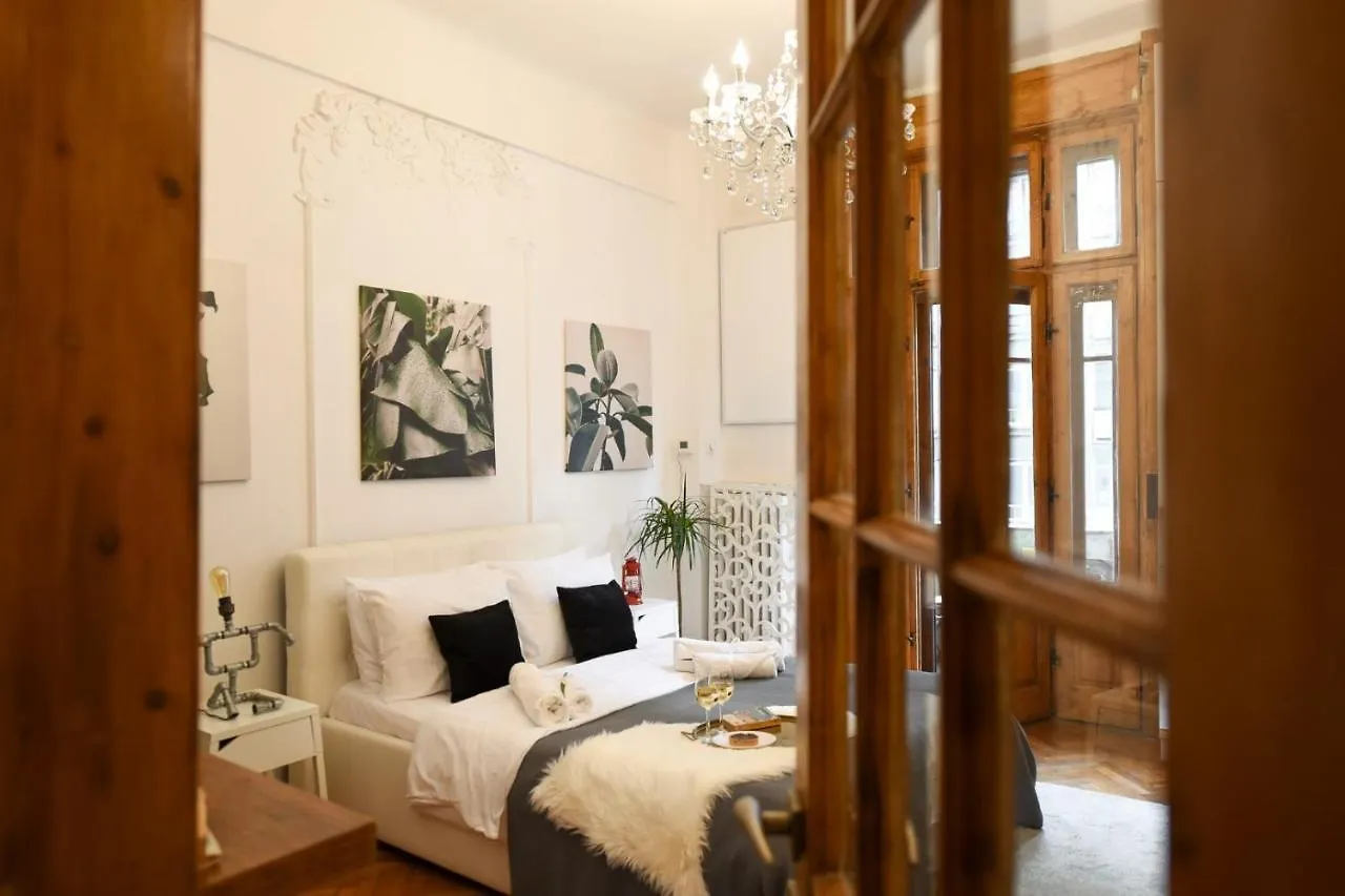 Vintage Elegance, Modern Comfort: 1BR Apartment Overlooking Calea Victoriei Bucharest
